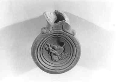 lucerna a volute con becco triangolare